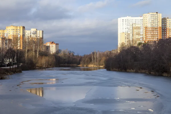 PUSHKINO, RÚSSIA - em 11 de dezembro de 2015. Novas casas multystoried na margem do rio de Serebryanka — Fotografia de Stock