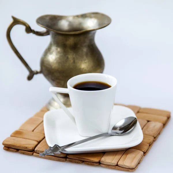 Чашка кофе эспрессо и старинный металлический кувшин для молока — стоковое фото