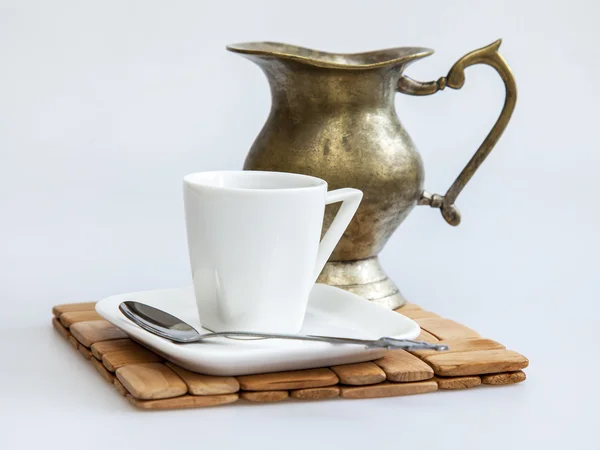 Tasse de café d'espresso et ancienne petite cruche en métal pour le lait — Photo