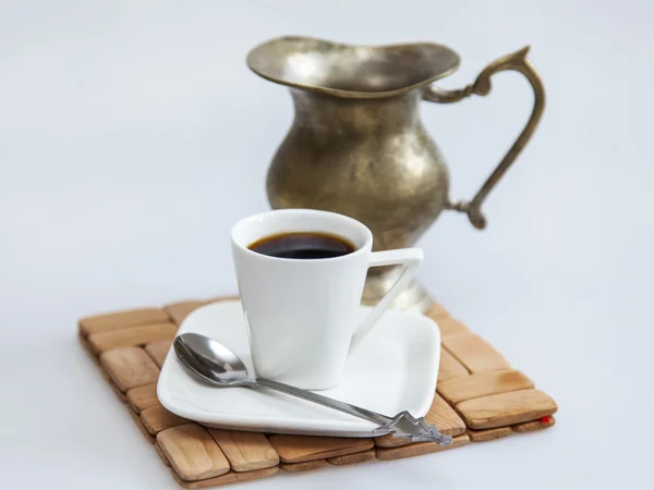 Чашка кофе эспрессо и старинный металлический кувшин для молока — стоковое фото