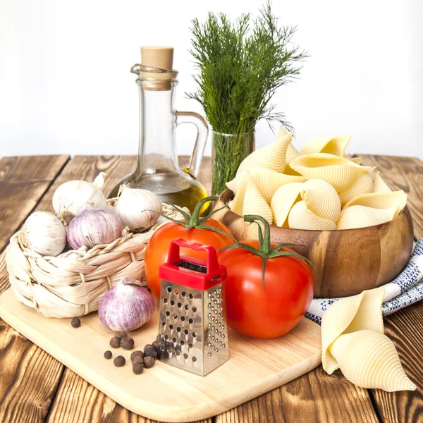 Producten en keukengerei voor het koken van pasta met tomatensaus — Stockfoto