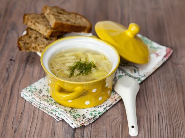Erişte çorbası tavuk suyu üzerinde