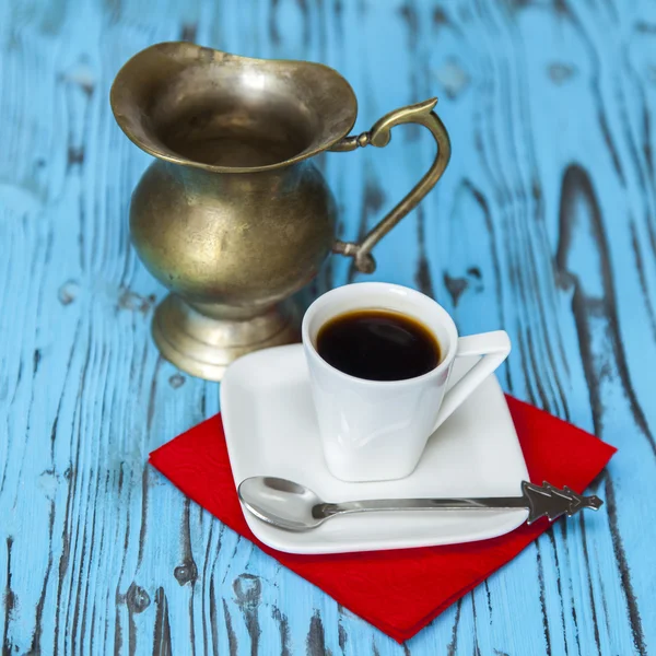 Tasse de café d'espresso et ancienne petite cruche en métal pour le lait — Photo