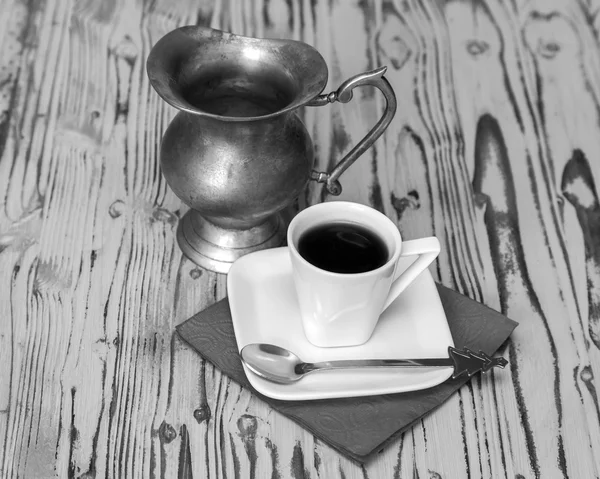 Tasse de café d'espresso et ancienne petite cruche en métal pour le lait — Photo
