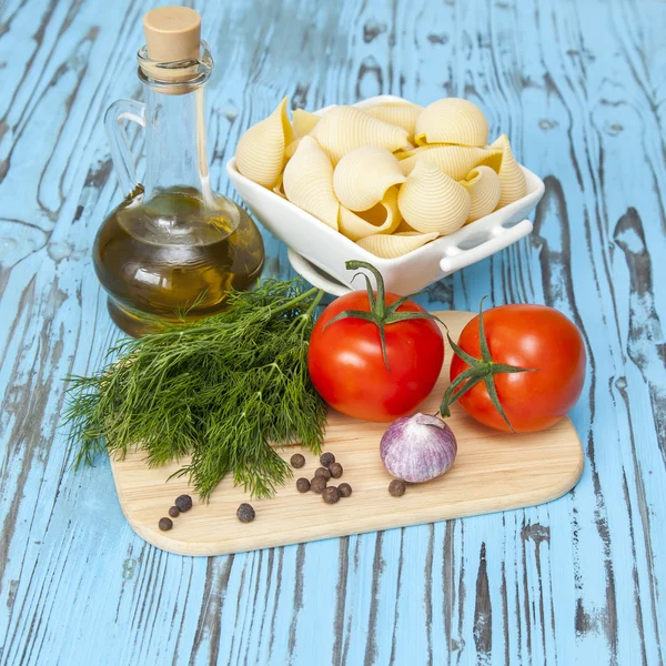 Produits et ustensiles de cuisine pour la cuisson de pâte à la sauce tomate — Photo