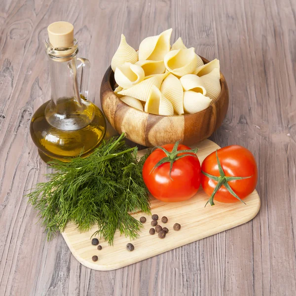 Produits et ustensiles de cuisine pour la cuisson de pâte à la sauce tomate — Photo