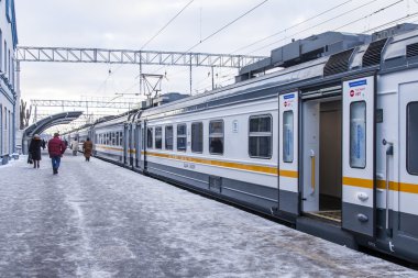 Pushkino, Rusya, 17 Aralık 2015 tarihinde. Kış günü. Elektrikli tramvay Demiryolu istasyonu bir platform durdu. Yolcular bir platformda gidebilir