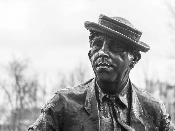 MOSCOW, RÚSSIA, em 17 de dezembro de 2015. Um monumento a Yury Nikulin em Moscou em Tsvetnoy Boulevard antes da construção do circo de Moscou de Nikulin (autor Alexander Rukavishnikov ). — Fotografia de Stock