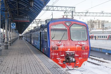 Moskova, Rusya, 17 Aralık 2015 tarihinde. Kış günü. Yaroslavl tren istasyonu bir platform elektrikli tramvay durdu.