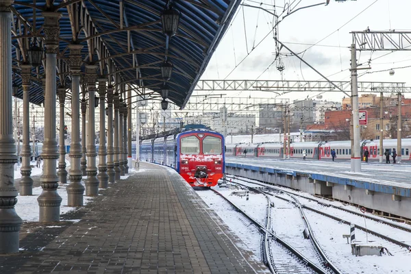 Moskva, Ryssland, den 17 December 2015. Vinterdag. Suburban elektriska tåget kommer närmare plattformen av järnvägsstationen Yaroslavl. — Stockfoto
