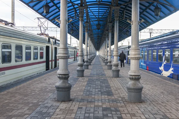 Moskou (Rusland), op 19 April 2016. Lokale elektrische treinen in de buurt van een platform van het station van Yaroslavl — Stockfoto