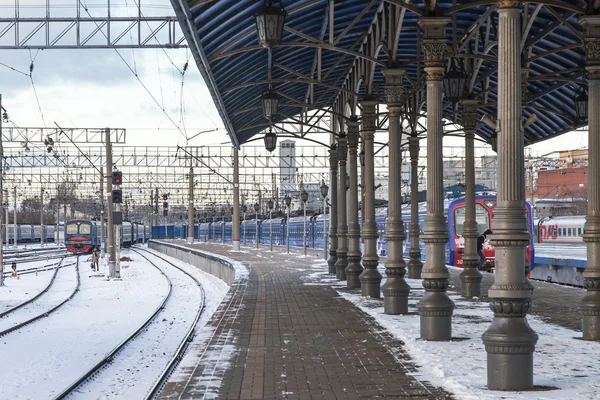 俄罗斯的莫斯科，在 2015 年 12 月 17 日。冬季的一天。郊区的电动列车更接近于雅罗斯拉夫尔火车站的平台. — 图库照片
