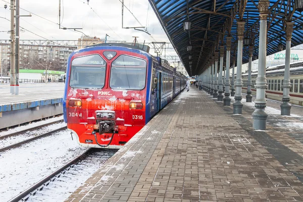 MOSCOW, RÚSSIA, em 17 de dezembro de 2015. Dia de inverno. O trem elétrico suburbano parou em uma plataforma da estação ferroviária de Yaroslavl . — Fotografia de Stock