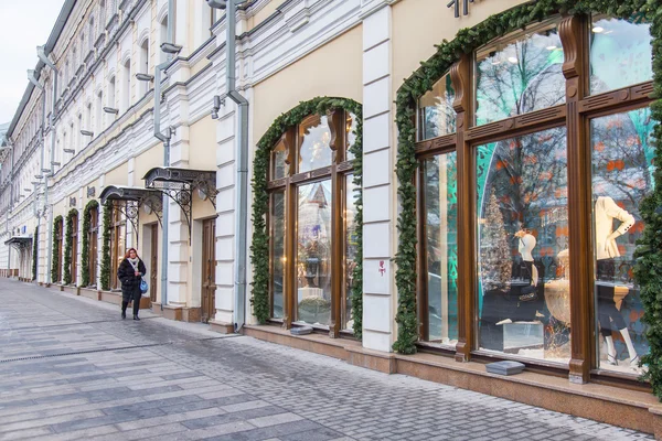 MOSCOW, RÚSSIA, em 17 de dezembro de 2015. As janelas de demonstração de Ano Novo belamente decoradas do centro comercial — Fotografia de Stock