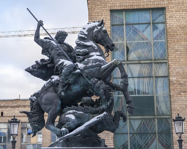 MOSCÚ, RUSIA, el 17 de diciembre de 2015. Plaza Komsomolskaya. Fuente conmemorativa Georges el Victorioso (autor S. Scherbakov ) — Foto de Stock