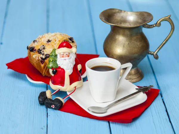 Xícara de café de café expresso e metal antigo pequeno jarro de leite e a figura de Father Frost — Fotografia de Stock
