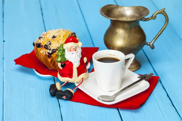 Xícara de café de café expresso e metal antigo pequeno jarro de leite e a figura de Father Frost — Fotografia de Stock