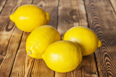 Tahta masadaki limonlar