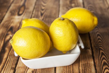 Tahta masadaki limonlar