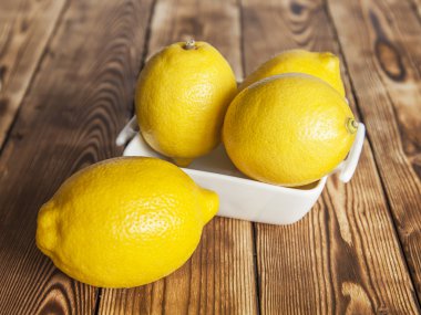 Tahta masadaki limonlar