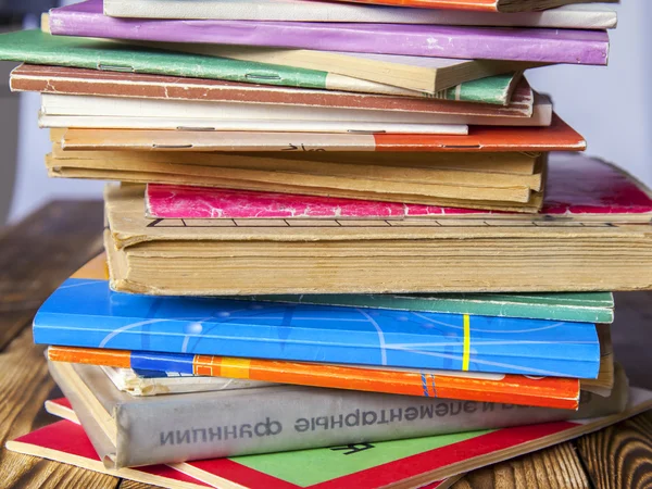 Rough pile of old vintage books on a wooden table — Stock Photo, Image