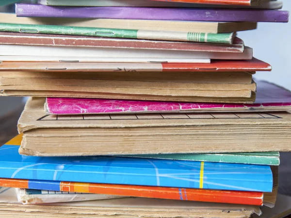 Rough pile of old vintage books on a wooden table — Stock Photo, Image