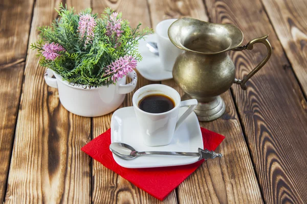 Tasse de café d'espresso et ancienne petite cruche en métal pour le lait — Photo