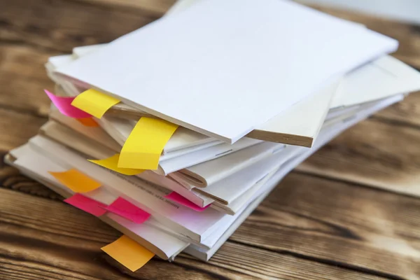 Rough pile of old vintage books with bookmarks on a wooden table — Stock Photo, Image