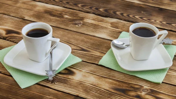 Deux tasses de café d'espresso sur une table en bois — Photo