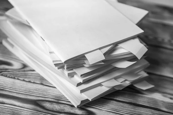 Rough pile of old vintage books with bookmarks on a wooden table — Stock Photo, Image