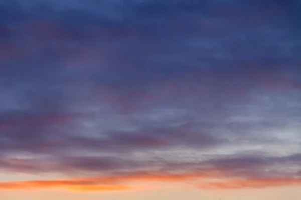 De wolken in de hemel verlicht met balken van de zonsondergang zon — Stockfoto