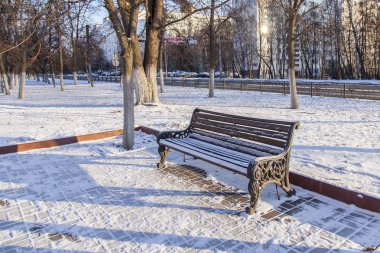 Pushkino, Rusya Federasyonu - Tarih 1 Ocak 2016. Kış öğleden sonra şehir manzarası. Güzel sokak lambası