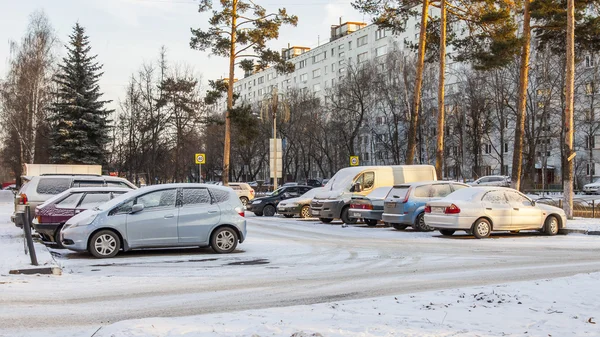 City landscape in the winter afternoon. A view of a parking of cars on the city street — Stock Photo, Image