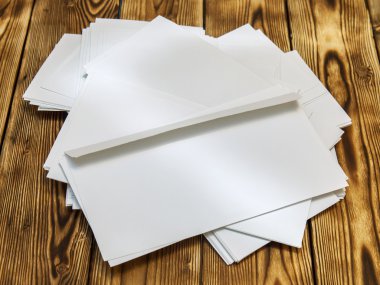 Ahşap bir masa zarflara beyaz yazı kaba yığını