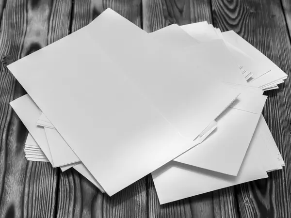 Pilha áspera de envelopes poste branco em uma mesa de madeira — Fotografia de Stock