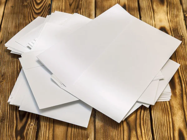 Montón de sobres de poste blanco en una mesa de madera — Foto de Stock