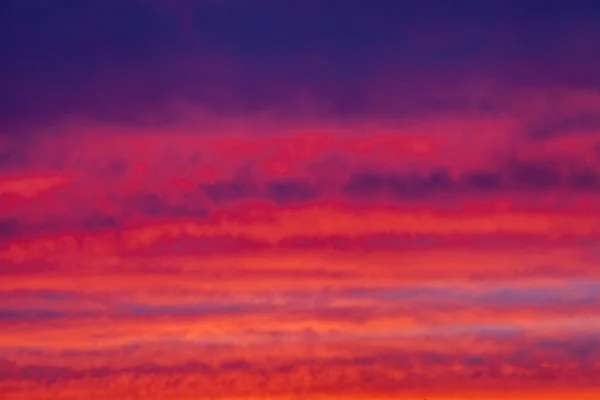 As nuvens no céu iluminadas com feixes do pôr-do-sol — Fotografia de Stock