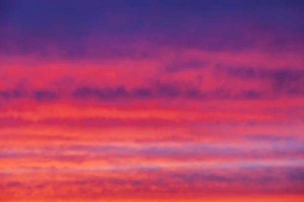 De wolken in de hemel verlicht met balken van de zonsondergang zon — Stockfoto