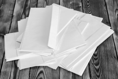 Ahşap bir masa zarflara beyaz yazı kaba yığını