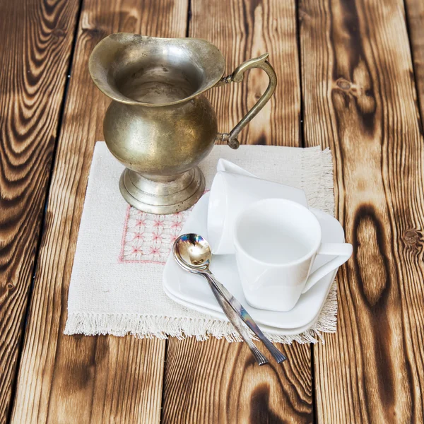 Csésze kávét, eszpresszót és ősi fém kis kancsó a tej — Stock Fotó