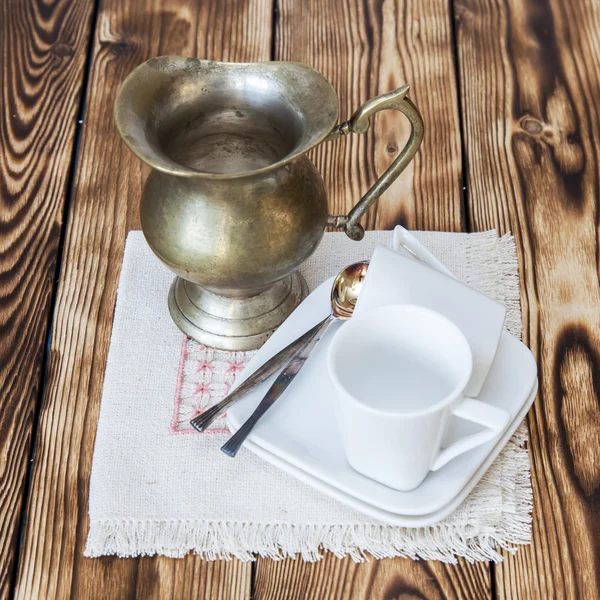 Винтажный кувшин для молока и кофейных чашек — стоковое фото
