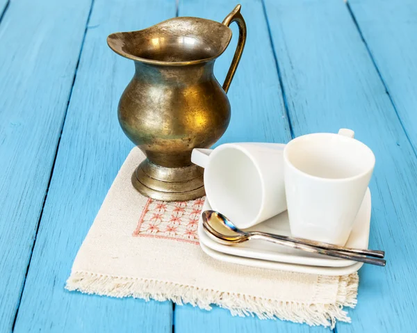 Tasse de café d'espresso et ancienne petite cruche en métal pour le lait — Photo