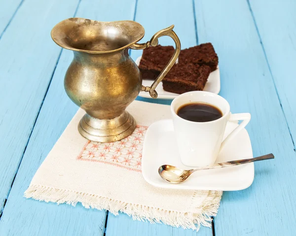 Чашка с черным кофе и тарелка с рулонами — стоковое фото