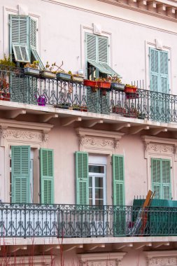 Güzel, Fransa, 7 Ocak 2016. Şehrin tarihi kesiminde evlerin tipik mimari detaylar. Pencere ve balkon.