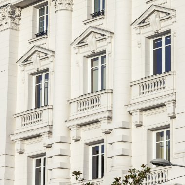 Güzel, Fransa, 7 Ocak 2016. Şehrin tarihi kesiminde evlerin tipik mimari detaylar. Pencere ve balkon.
