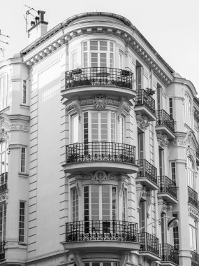 Güzel, Fransa, 7 Ocak 2016. Şehrin tarihi kesiminde evlerin tipik mimari detaylar. Pencere ve balkon.