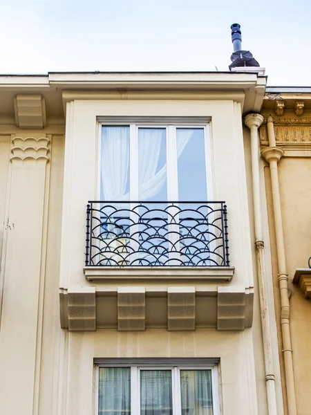 Nice, Francja, na 7 stycznia 2016 r. Typowe formy architektoniczne domów w zabytkowej części miasta. Okna i balkon. — Zdjęcie stockowe