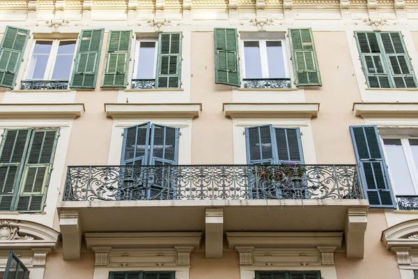 Nice, Francja, na 7 stycznia 2016 r. Typowe formy architektoniczne domów w zabytkowej części miasta. Okna i balkon. — Zdjęcie stockowe