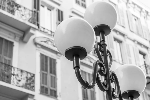 Nice, Frankreich, am 7. Januar 2016. Schöne Straßenlaterne — Stockfoto