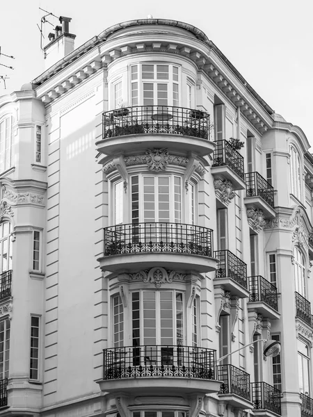 ニース、フランス、2016 年 1 月 7 日。都市の歴史的部分の住宅の典型的なアーキテクチャの詳細。窓とバルコニー. — ストック写真